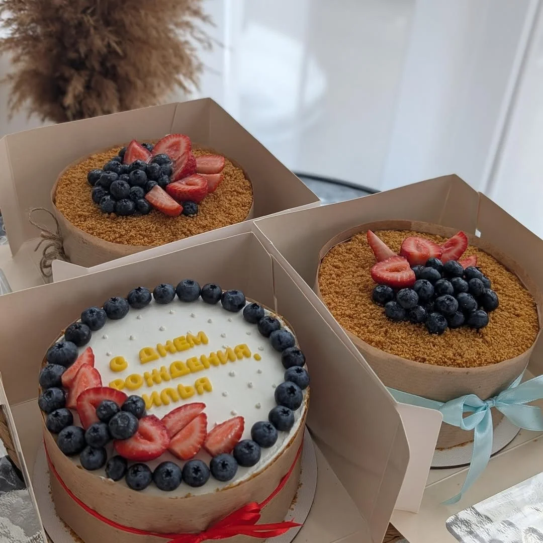 Медовик со свежими фруктами — торты на заказ, Elpis Sweets Могилёв